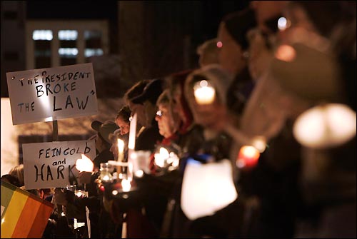 이라크전 개전 3주년을 하루 앞둔 지난 3월 19일 미국 아이오와주 시더 래피즈에서 반전론자들이 구호판과 촛불을 들고 시위를 벌이고 있다. 